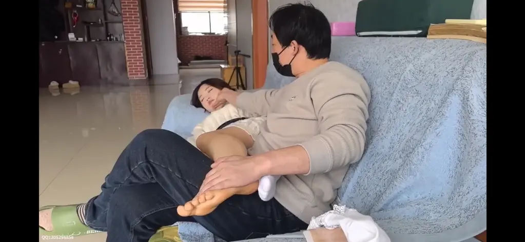 （精致定制）邻家小妹被迷晕后惨遭玩脚摆弄 将邻家小妹迷晕后脱袜玩脚、舔脚，随后再次迷晕进行摆弄