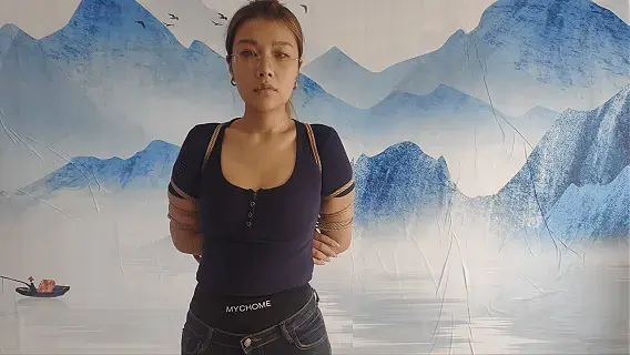 黑童话绳模 网友脑洞大开，改编白雪公主。文文化身腹黑绳模，召唤魔镜询问天下最美丽的绳模是谁，后易容成外卖员，对晓雅展开报复...<br>本片经过模特知情同意进行拍摄，无任何真实暴力发生。<br>秦韵绳屋祝大家：马年行大运，发大财。<br>本绳屋无线下体验，请不用再咨询了，谢谢。<br>业务QQ：1937963514，可接定拍，欢迎骚扰。<br>解压密码：qinyun