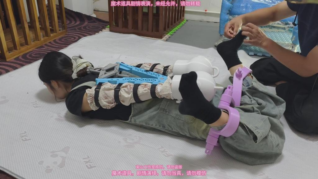小月3D打印直臂器，折腿器，叮当猫手套，驷马固定放置挠脚心 束心魔术道具工作室，小月3D打印直臂器，折腿器，叮当猫手套，驷马固定放置挠脚心，唯美风格，本工作室摄影技术和剧情拍摄相对一般，无法和专业的摄影师相比，购买本工作室视频请知悉本工作室拍摄的视频短剧内容也许并不专业，本工作室各种古代道具断头台，古装捆绑剧情游戏，金属，木质道具，枷锁，金属站立枷，魔术木笼囚笼拘束架道具审xun椅，各种拷镣等魔术笼子等道具，本工作室秉持，绿色，健康，唯美，解压，为原则，可以体验定拍.            妖狐吧定拍 ，女生加入本工作室  （本工作室只收女生，只收女生，只收女生，很多男生cd问收不收的，我将不再回复！）         qq：3329311459              骗子勿扰，事多者勿扰！！！