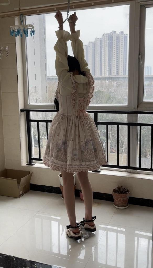 18岁女高的四天镣铐生活（5）写作业偷玩手机被罚吊铐 续接上集，因为妹子写作业总是坐不住，而且带着脚镣很难受，为了防止她乱跑就给加了一副脚铐锁在桌子上，脚铐很紧，结果还是不好好写作业，偷偷玩手机，被发现了直接用手铐铐住拉到阳台上，高高的吊起来，踮脚吊，非常难受，手铐勒手，脚镣压脚后跟很痛，吊了十分钟认识到错误了放下来罚戴着手铐脚镣打扫卫生，干完活坐着检查一下脚后跟磨损情况。<br>长时间戴脚镣确实不好受，脚镣真的是刑具，即便是不磨破脚后跟，长时间压迫摩擦也是会留下很重的痕迹，至于有没有别的特殊体验，就要因人而异了。<br>妹子身高165 体重90<br>布莱恩原创作品 严禁搬运，原创不易