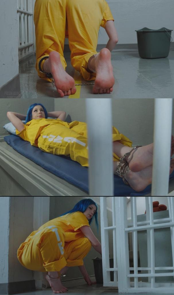 Cleaning Duty 3: The Trustee -Convict inmate trustee Kora Summers sweeps and scrubs the floor while  Cleaning Duty 3: The Trustee -Convict inmate trustee Kora Summers sweeps and scrubs the floor while shackled and wearing yellow scrub prisoner uniform while barefoot我们又回来了，带来了“制作制服”视频的非官方后续。是时候打扫卫生了。我们把一些布景道具移到了镜头外，然后重新进入角色，穿着科拉新做的狱警制服，进行一次即兴的清洁工作。<br><br>我们先从牢房开始，她穿着橙色拖鞋扫地。她扫了床铺和地板，一直扫到主房间。制作制服视频留下的脏乱还不少。科拉扫遍了整个房间，然后把垃圾扔掉，站在房间后面，背对着墙，双手抱头，这时有人给她拿来一桶肥皂水和一块海绵。她回到牢房，开始擦洗所有东西。科拉似乎不太喜欢她的橙色拖鞋，可能是因为其他囚犯穿了好几年，鞋子已经又扁又松了。鞋子很容易掉，尤其是在她爬来爬去擦地板的时候，所以她决定现在就把它们脱掉。<br><br>这段视频中，科拉在擦洗地板的环节展现了一些非常精彩的动态姿势。科拉曾说过，她正在努力改进自己在视频中的动作、姿势以及身体运用。我觉得有几个瞬间，她显然乐在其中，并且找到了一些独特的方法，让擦洗监狱地板这件事变得非常有趣。<br><br>有一次，科拉似乎有点偷懒，盘腿坐着擦洗，但负责监督的狱警并没有让她保持这个姿势太久。狱警告诉她，工作时必须站起来。科拉照做了，但抱怨说这并没有影响她完成工作。狱警并没有理会她的抱怨。<br><br>清洁完毕后，她被锁回牢房，仍然戴着镣铐。她爬上床铺休息，镜头在牢房里停留了五分钟，然后画面结束。We are back with the unofficial follow up to out Making a Uniform video. It's time to clean up. We moved some of the set pieces around off screen and we're back in character and running an unscripted cleaning duty with Kora's newly made trustee uniform.<br><br>We start in the cell, she sweeps the floor wearing her orange slides. She sweeps off the bunk and floor until she is out in the main room. There is quite a mess left from the uniform making video. Kora sweeps around the room, and then when she's done she disposes of the dirt, and stands at the back of the room facing the wall, hands on head, while a bucket of soapy water and a sponge is brought for her. She goes back into the cell and begins to scrub everything down. It seems Kora doesn't like her orange slides much, perhaps because they are so flattened and stretched out from being worn out by other inmates wearing them over years. They fall off easily especially when she's crawling around scrubbing the floor, so she decides to just remove them now.<br><br>The scrubbing portion of this video has some wonderfully dynamic poses. Kora has said she is trying to work on how she moves, poses, and uses her body in videos. I think there's a few moments when it's pretty clear she is having fun trying that out, and finding unique ways to make scrubbing prison floors very entertaining to watch.<br><br>At one point Kora seems to get lazy and sits cross legged while scrubbing, but the guard watching her work doesn't let her stay like this for long. She is told she needs to be up off her butt when working. She complies but moans about it not effecting her ability to get the job done. The guard doesn't bother responding to these complaints.<br><br>When she is done cleaning she is locked back up in her cell, still shackled. She climbs up onto her bunk to rest, and the camera lingers in the cell for another 5 minutes before the scene ends.<br>