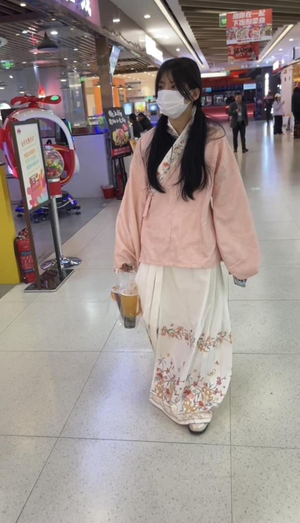 18岁女高的四天镣铐生活（7）驷马紧铐与戴着脚铐逛商场 第三天早上，脚镣把脚后跟磨的太严重了，给换了一副脚铐，粗链子的，要论疼的话脚铐是更疼的，压迫感更强，这款是粗链子的。<br>先给驷马铐了一阵子作为惩罚，直到求饶受不了了给解开，然后铐在桌子腿上反省一下，换上汉服，把脚铐链子提起来一点点去逛商场。脚铐铐的比较紧，很压脚筋的，戴久了特别疼。到商场走路姿势很不自然，让她自己去买奶茶，在人多的地方逛着玩，铁链的声音时不时响起来。<br>布莱恩原创作品1071263211<br>可接女生体验、约拍，可定拍