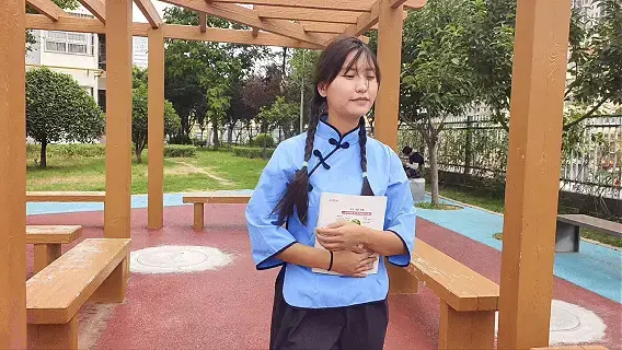 受难的女学生 女学生（玖儿饰），因传递消息被捕，五花押解，老虎凳刑讯，刺轮折磨，最终...<br>本片经过模特知情同意进行拍摄，无任何真实暴力发生。<br>秦韵绳屋祝大家：马年行大运，发大财。<br>本绳屋无线下体验，请不用再咨询了，谢谢。<br>业务QQ：1937963514，可接定拍，欢迎骚扰。<br>解压密码：qinyun