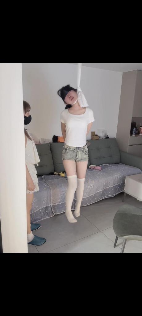 真实上吊（第七弹）白丝小萝莉上吊 秋的定拍小萝莉上吊，白丝控福利，真实无保护悬空上吊窒息，上吊前还被捆绑玩弄，泳帽套头窒息，裸绞窒息，全程无尿点＃上吊 ＃泳帽＃裸绞＃窒息＃breathplay