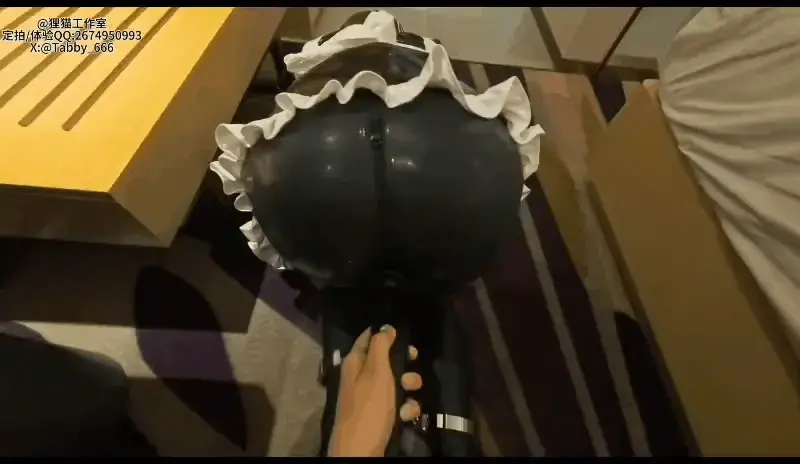 【狸猫】被圈养的女仆性奴，全身被完全乳胶化的RBQ，kingurumi，服侍，踩踏，深口 三三被彻底改造成了乳胶女仆，全被都被乳胶包裹，没有一丝的缝隙裸漏出来，正在等姐姐下班，这应该是我最开心的事了，没有姐姐的命令我无法行动，长时间的乳胶穿着让胶衣似乎成了我的第二层皮肤，身上的金属镣铐让我也没有了逃跑的可能性，高跟鞋让我脚趾酸痛却只能隐忍，姐姐下班后拥抱我我感觉很开心，正在逐步恢复行动能力，开始侍奉姐姐，姐姐命令我给她揉腿，三三很乐意做这样的事，因为这样我就有行动的权限了，保持姿势站立一天的我十分珍惜，给姐姐揉腿，揉脚，按摩，方式，缓解姐姐一天的疲劳，最后沦为姐姐的脚垫，也很兴奋，这说明我还有用，否则这么的害怕姐姐给我扔到外面去罚站，结果姐姐却用按摩棒玩弄我的后面，最后逐渐忍不住只能发出呜呜呜的声音，所以被姐姐惩罚夹着按摩棒爬来爬去，最后爬到床上，姐姐让我服侍她的假阳，并摘掉了我的头壳，让我成为了无脸人偶，只剩下嘴巴被改造成可以插入的发泄口，姐姐想让我吃JJ，可是这个真的很羞耻，而且这根真的好粗好大，不吃怕姐姐觉得我无用，我不知都我的嘴巴能多大，但是吃了几次就忍不住的干呕，生理反应嫉妒的不适让我难以接受，但是姐姐没等我反应过来，直接拿着我的头往上按，吃了几次后我逐渐的适应，虽然身体还在排斥，但是心里竟然生出了一丝兴奋，但是这并没有让姐姐满意，所以姐姐直接骑到我的身上，狠狠的插入我，我挣扎不开，被jj塞满的口腔发不出一丝声音，只剩下挣扎的脚链哗啦啦作响，可是我的心里却异常兴奋，好像把整根都吃进去，感觉把整根都吃进去就是我的宿命，我好像天生就应该为姐姐服务，这样才是有用的性奴，越插越深，越吃越兴奋，最后彻彻底底吃进去，那一刻我很难受也很幸福，但是连续多次的深口让我生理极度不适，但是jj还是顺着嘴巴一次次插了进来，我不知道我的嘴巴到底有多深，只直到无论多么不适也逃不掉，最后我彻底力竭，但是姐姐应该是觉得我做的很好，给了我奖励，一边轻轻的插我一边用按摩棒让我gc，但是也许我在全吃进去的时候就已经湿润了吧<br>建议将视频下载到本地后 再进行 解压 观看，以免失效<br>两次解压密码：limao   时长：39min<br>狸猫工作室坐标长春，准备众筹工作室，接定拍,线下，胶带全包，丝袜全包等，出原味袜子，很多东西还在慢慢摸索，感谢大家的支持！联系方式:qq：2674950993 ， 3656767273（加不上就是封号了，去加v）,微:T36632195，X：Tabby_666，留好友必须必须出示妖狐购买记录