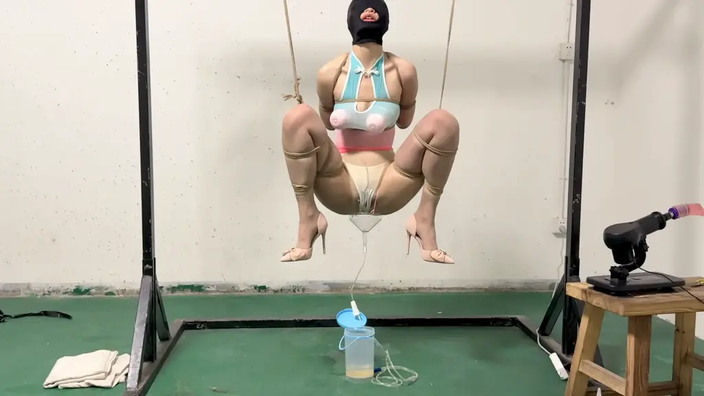 媚娘工作室-贱奴的继承/强高圣水/炮机 媚娘工作室<br>V:13230013757<br>线x体验 私人定拍 线下陪玩 约绑模特 全国上课<br>       没想到这次的女奴这么骚，自己就提前带好按摩乳吸等着主人，女s过来后就将女奴m字缚吊在龙门架上，极限后手观音快要将其身上的肉勒出来一样，女s不断的刺激着女m的下t。zd棒、炮机连番上阵，假阳深喉，女奴爽到快要喷出来，“既然快要喷出来就不能浪费，主人接下留给下一个贱奴喝！”说罢，女s便用灌肠筒连接女奴的下t，圣水不断的喷涌而出，流在桶里等待着新的贱奴品尝……