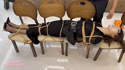《入室圈养M属性大激发-努努》下集 接上部，誓死不从的努努不愿意透漏银行卡密码<br>劫匪只能上最终手段了<br>把努努扎扎实实的绑在椅子上，一点点都不能挪动<br>歹徒用纸巾沾水放到努努的脸上<br>水珠进入到了努努的鼻腔和嘴中<br>一片，两片，三片，四片，窒X感越来越重。<br>只能无助的发出呜呜声<br>身体不自觉的来回扭动<br>终于，努努在求生欲下告知了密码<br>劫匪扔给努努一套紧身胶衣以及头套让努努换上<br>努努只能照做，后面劫匪玩性大发，布置了任务给努努完成<br>努努完成的很好，M属性也越来越被激发<br>心满意足的劫匪，最终用棒棒奖励了努努<br>努努在棒棒的震动，和窒X中强行高C了<br>私欲工作室坐标郑州，长期接定拍，招女模特。<br>定拍及模特面试联系努努企鹅2719768071<br>线下体验约玩联系企鹅1002801515