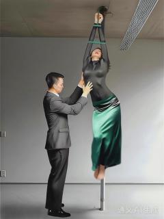 被吊在屋顶享受爱抚 AI制作视频，人物造型和动态全由AI生成