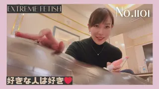 頭部と乳首出し真っ黒マミーの乳首と股間を... No.1101 一个被木乃伊化、只露出头和乳头的变态。<br>已经不可能摆脱这种木乃伊般的处境了。<br>即使你的乳头被玩弄，或者电动按摩器压在你的胯部，你也无能为力，只能沉浸在快感之中。<br>这就是“我无法抗拒