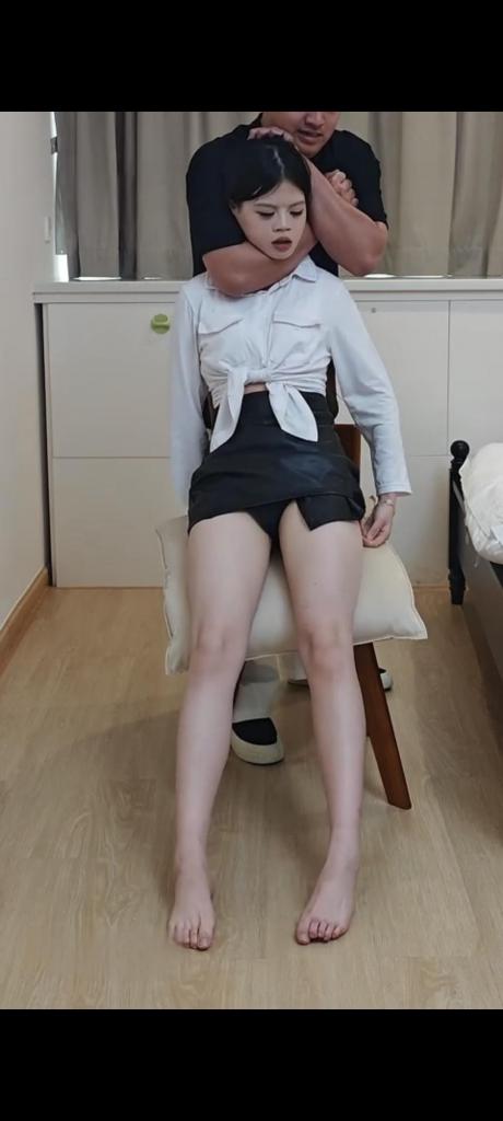 女大学生线下玩窒息，勒晕失禁尿一裤裆，全是抽搐也不松手 网上约玩的在校女大学生，喜欢玩窒息游戏，被勒脖子一分钟全身抽搐不止，失禁尿了一裤子，事后采访感受感觉恍惚，喜欢重度窒息的不要错过