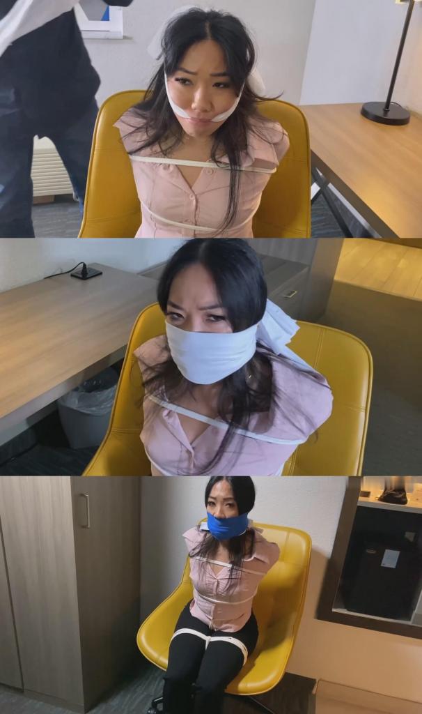 Kiara Star - Secretary Fired 基娅拉·斯塔尔结束了一天漫长的客户面试，回到家后，仍然对邮箱里那张公司要她离职的通知视而不见。她一直无视电话，躲避警告，对即将到来的危机置之不理。<br><br>她的老板提出了一个看似方便的方案：预订酒店房间，让她可以在不受办公室干扰的情况下完成面试。基娅拉不知道的是，他早已在那里等候。他受够了她从不接的电话、她的态度以及她惹出的麻烦，今天，他打算用自己的方式解决这一切。<br><br>还没等她反应过来，他就把她绑了起来，夺走了她的工牌。她已经是最后一次惹麻烦了。是时候让她付出代价了。Kiara Star comes home from a long day interviewing new clients, still avoiding the notice buried in her inbox her company wants her gone. She's been ignoring calls, dodging warnings, and brushing off the writing on the wall.<br><br>Her boss offers what looks like a convenience: a hotel booking so she can finish her interviews on location without the office distractions. What Kiara doesn't know is that he's already there, waiting. He's tired of the phone calls she never answers, the attitude, and the trouble she's caused and today, he plans to settle it his way.<br><br>Before she realizes what's happening, he ties her up and takes her badge from her. She's been a problem for the last time. It's time to tidy things up.