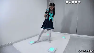 【灰太狼的羊】清纯少女被高频次电击，灯板连接郊狼，间歇性增加游戏难度，柠柠被电的站立不稳，腿脚发软，全程呻吟！ 【灰太狼的羊】镣铐束缚之下，在地面上移动不是一件简单的事情，灯板连接郊狼，只要踩错灯板，就会被电击5秒；刚开始的电击程度比较弱，但随着错误次数越来越多，会调高电击程度，同时也会间歇性地增加游戏难度，用扎带将手铐脚铐连接，随着扎带的条数变多，柠柠挪动的速度也变慢了；玩到最后郊狼的电击程度高达100，柠柠十分恐惧高强度电击，她试探性地去踩下灯板，但这也没什么用，超过了15秒的反应时间，该电还是会被电的！后半段是玩“电池充电”，鉴于前几期视频效果，这次的“电池充电”有了重大改进，不仅仅是踩下灯板给“电池”充电，还新增了干扰因素，在电池持续掉电的过程中，会有“故障”随机出现，这时候就需要去依次去踩下与故障电池相邻的两个电池（要踩两个来回，且要在4秒内排除故障），只要没有排除故障就会被电10秒，电池没电了也会被电，充过头了也会被电，反正不管怎么都逃脱不了被电。游戏难度也会增加，随着错误次数的增加，叠加扎带束缚，电击程度也会调到100。后半段柠柠几乎一直在被电，因为电击片贴在她的大腿上，疼痛感也特别明显，她被电的腿脚发软，疼的她双腿抬起来直接悬空～节目效果拉满！喜欢电击效果的，该片入手不亏！更多精彩内容请看正片！<span style='color:#b0b0b0;'>[隐藏文字，购买后可见]</span>