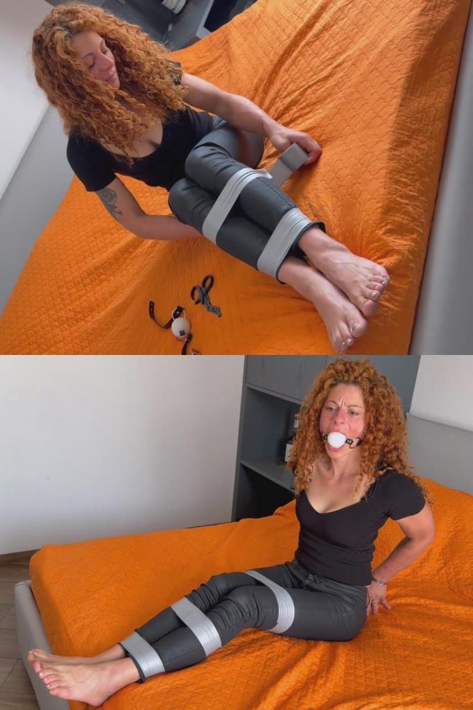Lola’s Self-Bondage Session Gone Wrong 萝拉正准备出门，突然发现自己还有点空闲时间。她无法抗拒诱惑，决定来一场快速的自缚游戏。<br><br>她用闪亮的银色胶带紧紧缠住脚踝和双腿，塞上一个巨大的球形口塞，然后在背后戴上一副金属手铐。起初，一切都按计划进行，她兴高采烈地挣扎着，享受着挑战的乐趣。<br><br>然而，她却发现了一个可怕的事实……<br><br>手铐的钥匙不见了。<br><br>原本无伤大雅的玩笑迅速演变成一场真正的自缚危机。萝拉开始感到恐慌，她拼命寻找逃脱的方法，却仍然被紧紧地束缚着。经过几分钟越来越疯狂的挣扎，她终于找到了一件足够锋利的东西，割断了胶带。她双手仍被反铐在背后，嘴里塞着球形口塞，无法取下。她挣扎着站起身，朝前门走去，希望能在彻底被困之前找到愿意救她的人。<br><br>这是一个逼真的自缚场景，包含银色胶带、巨大的球形口塞、金属手铐、大量的挣扎，以及意想不到的“自缚失控”的困境。Lola is getting ready to go out when she realizes she has a little extra time on her hands. Unable to resist the temptation, she decides to indulge in a quick self-bondage session.<br><br>She tightly wraps her ankles and legs with shiny silver duct tape, adds a huge ball gag, and locks a pair of metallic handcuffs behind her back. At first, everything goes exactly as planned as she happily struggles against her restraints, enjoying the challenge.<br><br>Then she makes a terrifying discovery…<br><br>The handcuff keys are gone.<br><br>What started as harmless fun quickly turns into a genuine self-bondage emergency. Panic begins to set in as Lola desperately searches for a way out while remaining tightly restrained. After many minutes of increasingly frantic struggling, she finally manages to find something sharp enough to cut through the tape. Still handcuffed behind her back and unable to remove the ball gag, she struggles to her feet and makes her way toward the front door, hoping she can find someone willing to free her before she’s trapped for good.<br><br>A realistic self-bondage scenario featuring silver duct tape, a huge ball gag, metallic handcuffs, plenty of struggling, and an unexpected “self-bondage gone wrong” predicament.