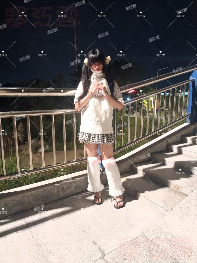 户外人字拖少女 - 在户外穿人字拖的少女镣铐。现实图的版本。喜欢的话记得多多支持。接定拍/套图 [自缚,镣铐]