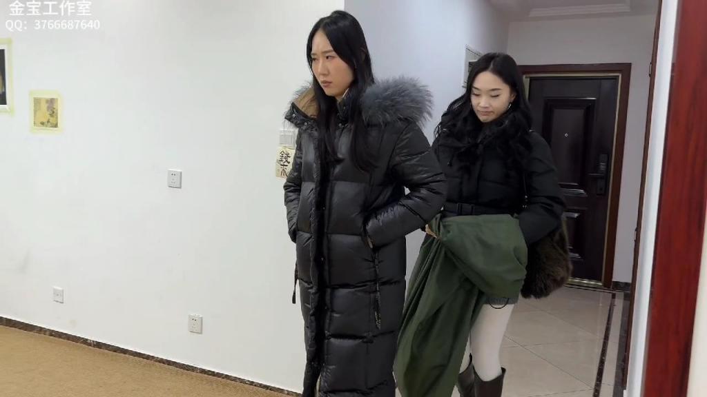 出差的争斗合集版 金宝工作室定拍，喵喵、思琪出演。<br>网盘内为原文件，大小约5.4G。<br>老板思琪和秘书喵喵出差，由于航班延误，二人只能在一间宾馆房间内住下。<br>琪琪满腹怨气，便百般刁难喵喵，喵喵不堪羞辱之下对思琪出手，但却被制伏。<br>思琪将喵喵捆绑，并用胶带封嘴，随后对喵喵展开了调教：挠脚心、鞭打、上下其手。<br>琪琪继续调教了被驷马捆绑的喵喵一会儿，被一个劫匪入室捆绑，二人被并排放置挣扎呻吟。随后喵喵挣脱束缚，将思琪口球堵嘴、海老缚，进行了摸胸、堵嘴等调教，最后扬长而去，把思琪留在了原地放置。<br>后面附带了采访，复盘了一些拍摄中的细节；二位模特的表演非常投入，表情台词都十分到位。<br>解压密码：<span style='color:#b0b0b0;'>[購入後に隠しワードが表示されます]</span>