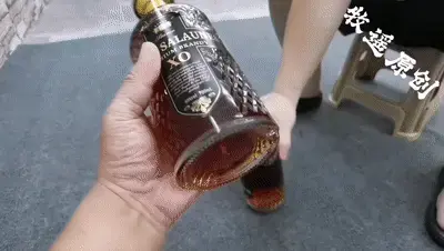 销售总监雅思是怎么被二个醉鬼员工玩弄折磨至瘫痪的 解压密码:mysy<br>销售总监雅思去公司查岗,手下二名员工喝的酩酊大醉,雅思训斥他们,有一个员工偷偷走到她的后面把她勒晕,等醒来后已被驷马绑了起来,她大骂员工把她放了,其中一个员工掐着她的勃子说,陪我们玩一场游戏,要是不玩就杀了你,吓的雅思赶紧答应了他们的要求,其中一个员工说,10分钟爬过去一口把那个桃子吃下去,就把你放了,吓得雅思马上爬,可是没按规定时间爬过去,二个员工说,继续玩下一个任务,说完后给她绑上股绳,让她强行跪立行走,跪立走了一会儿喊叫受不了,一个员工上去把她嘴堵上,继续强迫跪立行走,二个员工觉得不够刺激,继续强迫跪立坚硬地板砖行走,膝盖疼痛难忍,股绳勒的下面火辣辣难受,疼的实在坚持不下去了,瘫痪在地上,二个员工最后和她说,你一个人在这里呆着吧,我们走了,把灯开关一关,走人了.<br>只定拍绿色视频,可接受赞助定拍和收藏版权定拍,可定制2k,4k视频,有意者请联系qq3094769038欢迎有定拍能力的同好咨讯交流