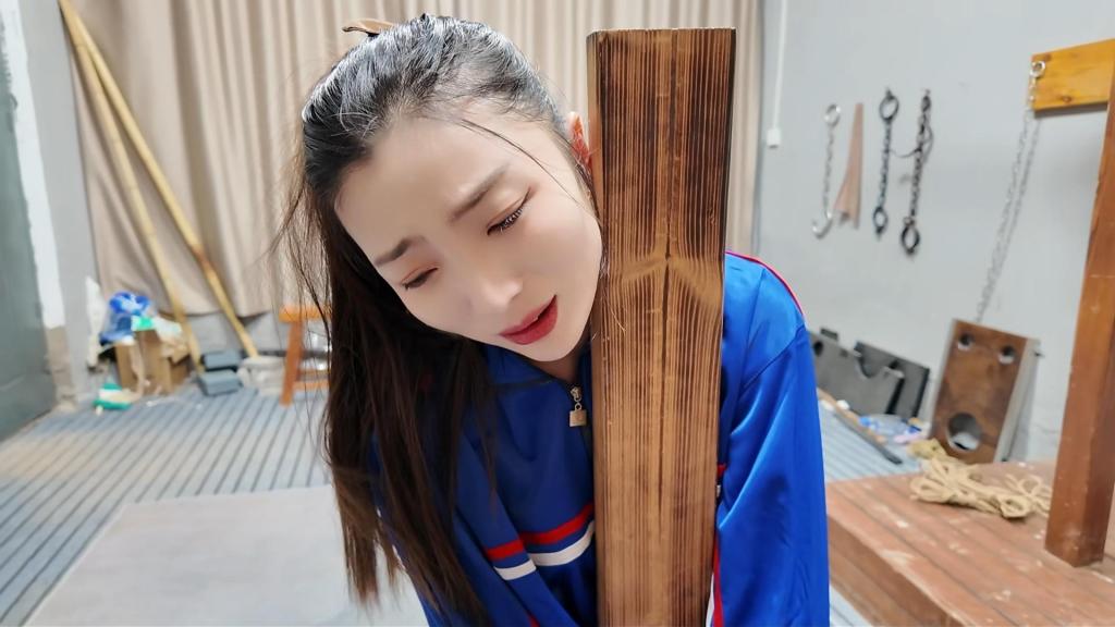 木马审讯佳佳 佳佳被带到审讯室，进行残酷审讯，木棍打屁股，十字架捆绑挠痒，木马五花放置....本工作室提供私人定制绳艺视频、私人定制绳艺体验、剧本体验、出售原味、另外招募绳艺模特、视频统一解压密码h123456 定拍联系QQ1434003729加我注明妖狐吧