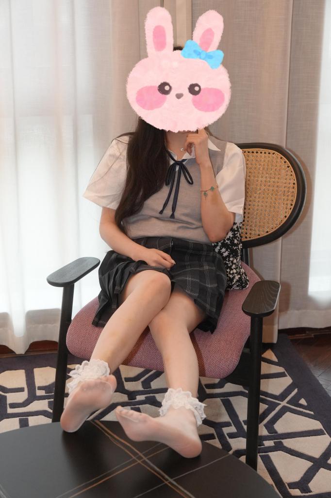 【RX原创】学妹JK花边白丝袜+裸足TK 【RX原创】<br>创作：RX 摄影：RX<br>简介：非常可爱的妹子被挠白袜和裸足脚心，妹子的小脚非常嫩特别怕痒，被挠的不断闪躲。