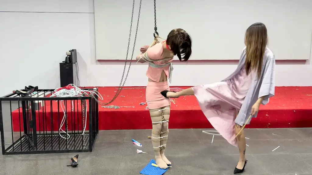 媚娘工作室-变装体验双S约调-极限踮脚吊-虐阳虐足 媚娘工作室<br>V:19031105377<br>线x体验 私人定拍 约绑模特 线下陪玩 全国上课<br>外地特意赶来体验的小弟弟，是工作室的老玩家了，跟随姐姐们走过了好几个场地，园区是第一次来，也第一次体验了彻底的变装，化上美美的妆带上假发，粉色职业小套装一穿，非常有感觉；耐受程度也很高，后高手极限踮脚，并腿绑到不能动，全身再扎带加固<br>水儿踢裆高跟鞋撩拨反复虐阳，弟弟爽的呜呜叫，带上口球别叫唤，竹条紧压大腿根部，用力向上拨动，再向下，小弟弟被来回拨动换位置，眼看弟弟要坚持不住了呢，额头脖子都开始出汗，媚娘提出给他物理降温，两根旺旺碎冰冰，一根塞进丝袜里，冰一冰受罪的小弟弟，另一根让弟弟直接踩住，凉的弟弟要蹦起来，“转起来，冰棍不许掉，保持在脚下，转够十圈主人就给放下来”，刚艰难的转够五圈，水儿又要求反方向转，苦不堪言啊，解缚之后直接瘫倒在地，跪着叩谢主人...
