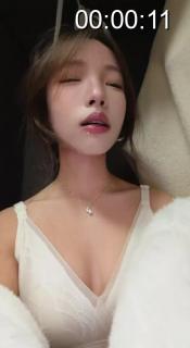 金币福利，美女坐吊 草莓熊的坐吊窒息视频，一个人玩坐吊