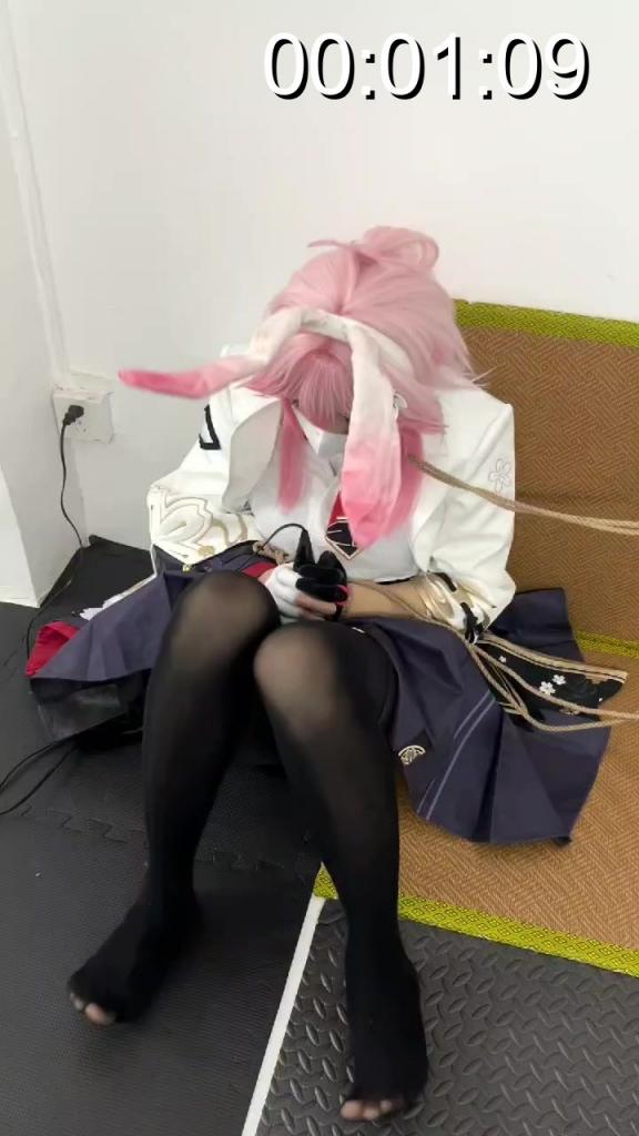 【汐月】感受到震动棒好处的绯樱小姐在主人不在的情况下被拴在墙角，偷偷使用小棒子获取快乐 汐月工作室接定拍，寄拍。线下约绳，学绳，坐标广东潮汕。招募合作模特，同好。<br>联系qq:3760881736