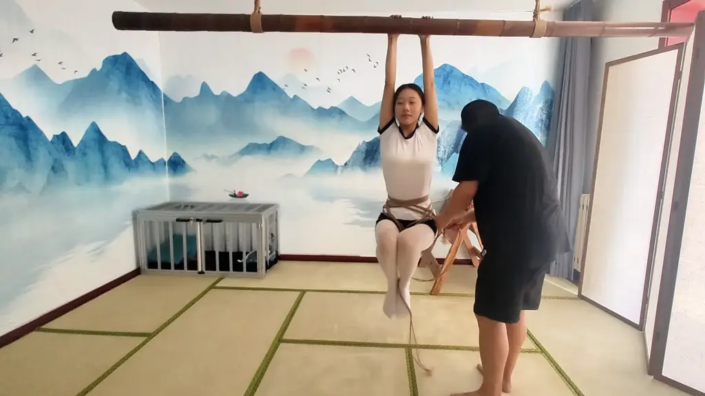 思思的指压板与首次悬吊 思思刚入行第三天，指压板直接安排上，单腿踩指压板，酸爽！还不算完，无良老板不过瘾，直接把她吊起来荡秋千，把娃吓坏了...特别提醒：对话是精髓，哈哈<br>本片经过模特知情同意进行拍摄，无任何真实暴力发生。<br>秦韵绳屋祝大家：马年行大运，发大财。<br>本绳屋无线下体验，请不用再咨询了，谢谢。<br>业务QQ：1937963514，可接定拍，欢迎骚扰。<br>解压密码：qinyun