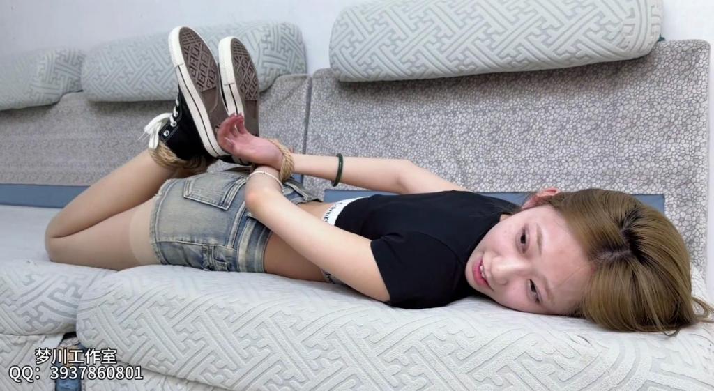 驷马挠痒tk纯享 【月月】全程tk 笑的小脸通红 【梦川工作室】定拍<br>纯享版挠痒 tk爱好者福利音<br>月月很怕痒 将她驷马放在沙发上开始tk 手 气垫梳 撸猫手套 精油spa 各种方式一起 直接把月月挠的上气不接下气 小脸通红 喘不上来气<br><br>工作室接各种定拍 和线下约绳（坐标山东）<br>求被绑 被调教 玩绳约绳约调 加QQ:959439062（备注来意）本号只接线下业务 女奴绳奴同好可接 口嗨勿扰<br><br>工作室定拍QQ:3937860801（本号只接定拍业务） 定拍只接绳艺捆绑＋轻调教，不接大尺度露点露出 出售原味丝袜 内裤%