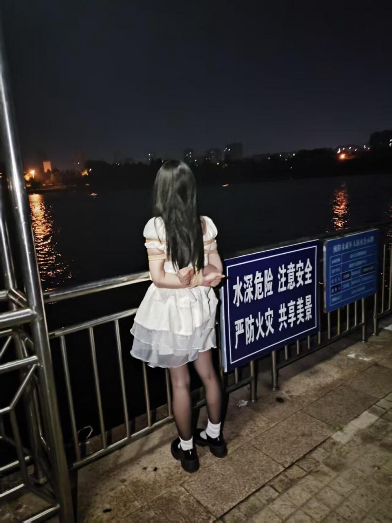 在河边散步 - 下着小雨，在雨中散步，被郊狼控制，逃都逃不掉；第一次体验的吊缚还被强制固定棒棒，整个人酥酥麻麻的好舒服