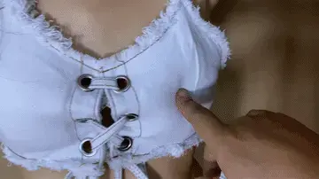【山鬼工作室】曼曼十字架换口球，挠痒。 【山鬼工作室】曼曼穿着性感牛仔套装，三角牛仔裤可以隐隐约约看出形状哦，被绑在十字架上，蒙上眼罩，被迫戴上口球流口水，阳具口球一直干呕，最后换上口环结束。齿轮挠痒，夹杂着一点玩具玩弄，脱到只剩下内裤，这个内裤真是好看极了，可以看到小穴的形状。解压密码sg456，【山鬼工作室】面向全国爱好者开放，本店提供绳艺捆绑模特服务，体验女绳师捆绑服务，体验长时间囚禁服务，绳艺教学培训，绳艺交流会，场地出租，专业麻绳销售，原创视频套图销售，作品私人订制，模特原味丝袜出售等，另外本店招募同好合作伙伴。微信:siyao07280612(司瑶）QQ:1077384455（司瑶）