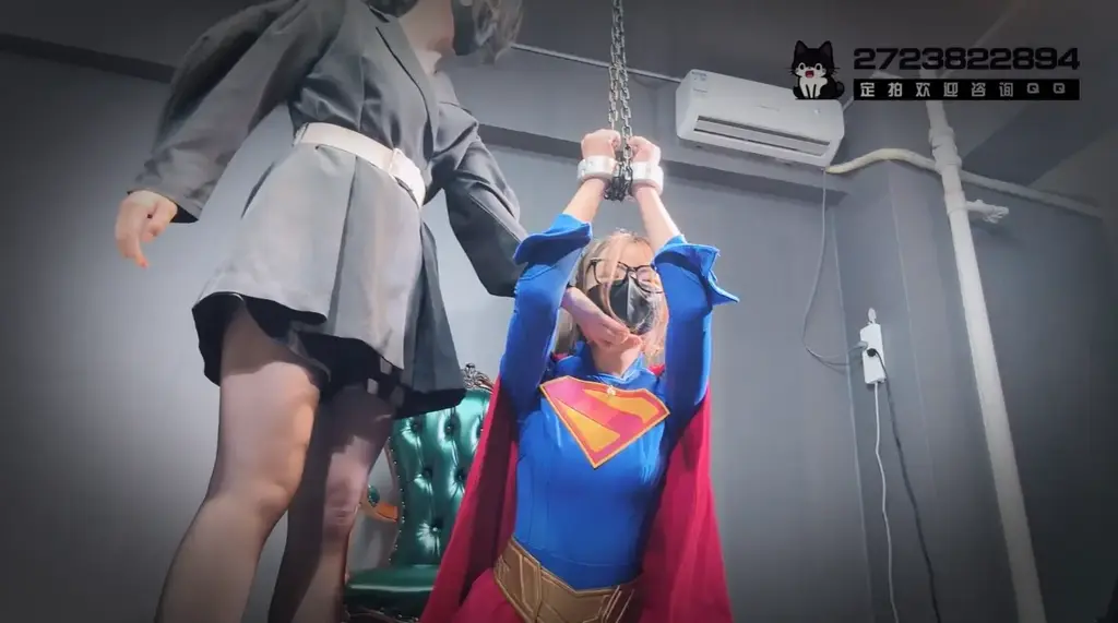 【BadCat】【妙妙X依依】【反派迷妹恋上超女 捆绑逼迫就范 捆绑 TK 电击 QG】 大家好，我们是BadCat工作室。求关注 求关注！！！<br><br>【最新资讯】<br><br>工作室目前紧急招收女生绳模 有意的请联系 QQ 2723822894（一定要是女生）<br>工作室新开设 伪娘摄影 cos/女装捆绑摄影 等服务 白菜价格 有兴趣的欢迎咨询<br>捆缚模特目前三位  妙妙  依依 多比（长期接受定制 线下也可组合实践）<br>伪娘绳模 雪碧喵 小零 也可以接受定制 <br><br>【工作室简介】<br>* badcat工作室 坐标辽宁鞍山 <br>* 有专业的男女绳师 可提供专业定拍和体验 <br>* 未来会向cos拍摄 绳屋方向发展 <br>* 女生线下只做S 想线下捆她们的就不用问了 <br><br>目前其他平台的盗版视频日益猖獗 我们这个小作坊还是希望大家能够多多支持！<br>BADCAT 工作室专用QQ 2723822894  业务咨询 线下体验等事务 欢迎加他<br>女生个人VX 会收门槛 希望理解！<br>【工作室推特】@surelovemeng 工作室X刚刚成立 喜欢的宝宝欢迎关注！！<br><br>【本作内容】<br>本作来自粉丝定拍 是粉丝现场指导拍摄的定拍作品<br>粉丝导演说想看本喵穿超女的cos服 之后由依依饰演反派<br>老实说 本喵还是挺喜欢超女的 小时候看过不少超人的影片<br>虽然相比DC 本喵更喜欢漫威 不过超女那种帅气的感觉 本喵还是尽力想要还原出来<br>尽管是紧缚类的片子 我们也是力求把粉丝的需求 放在第一位 尽力表现的真实 和逻辑自洽<br>主要内容是 依依饰演的女反派 在一次偶然被本喵的超女救下 之后爱上了本喵 确实 看完成片后 本喵也喜欢上了自己 嘿嘿 ：）<br>之后想尽各种办法 绑架折磨本喵 还特地加上了氪石项链这个设定 尊重原著哈<br>最后本喵在反派助手的帮助下 逃脱 反扑依依 特效加了很多 欢迎大家收看~！<br><br>【定拍/体验需知】<br>本工作室定拍 一律不露脸（戴口罩/眼罩）<br>只拍摄的都是一些清水擦边的作品 大尺度的内容 就不必询问了 <br>目前主做cos 剧情 百合等内容 最低600就可以订拍！<br>我们只是因为爱好并且想分享出来赚点零花钱而已，那些想歪的和喜欢大尺度的就不用联系我们了！<br>拍摄时间双方商量确定 决定定拍后 需要交付定金 方便我们安排拍摄时间<br><br>PS:工作室定拍收取的订金 一旦收取 没有特殊原因是不予退还的 这里必须说清楚 望各位定拍的粉丝知晓<br>定金的目的就是约束双方履行承诺的 如果真的因为后续原因 客户资金不足或其他原因 那只能按客户跑单计算<br>如因本工作室原因 会予以部分补偿 或全额退款 <br><br>关于体验 <br>本工作室本着健康约绳 释放压力为主 可提供部分恋足等内容的服务 但不要提什么裸露哪里的，这是线下体验，不是别的！<br>还有地区太远想考虑下的什么的也请想清楚能不能来，再联系我！我们在辽宁鞍山！！ 重点 在辽宁 鞍山鞍山！！<br><br>工作室对于男女绳师 约绑的费用是不同的 <br>现在专门推出男绳师捆绑服务 最低300起约 欢迎咨询！<br>如有伪娘CD TS等女装需求 服装请自备！<br><br>【招聘信息】<br>工作室长期招聘 鞍山本地及周边合作的模特 互勉/有偿均可 详情欢迎咨询！<br>伪娘这边应聘绳模是没有工资的，但如果相貌身材优秀的话，是可以长期互勉拍摄的，能接受的联系我！不能的话就免开尊口啦！<br><br>【赞助/联系我们】<br>工作室紧缺cos服，有想看cos捆绑的可以尽情赞助<br>其他大型道具 或者金属皮具 想看我们使用的 也欢迎联系我们！<br>BADCAT 工作室专用QQ 2723822894 <br><br>【写在最后】<br>【BadCat专用麻绳】现也对外出售 品质绝对过关，有需要的朋友欢迎联系我们。<br>【BadCat原味丝袜】黑丝白丝肉丝都有，包括视频里和塞嘴里的，有需要的朋友也可以联系我们，加好友时留言妖狐吧原味，可享原味包邮服务，每人限一次哦！<br>联系方式统一加QQ：2723822894  仅限业务咨询 想加VX的需要门槛  闲聊勿扰！