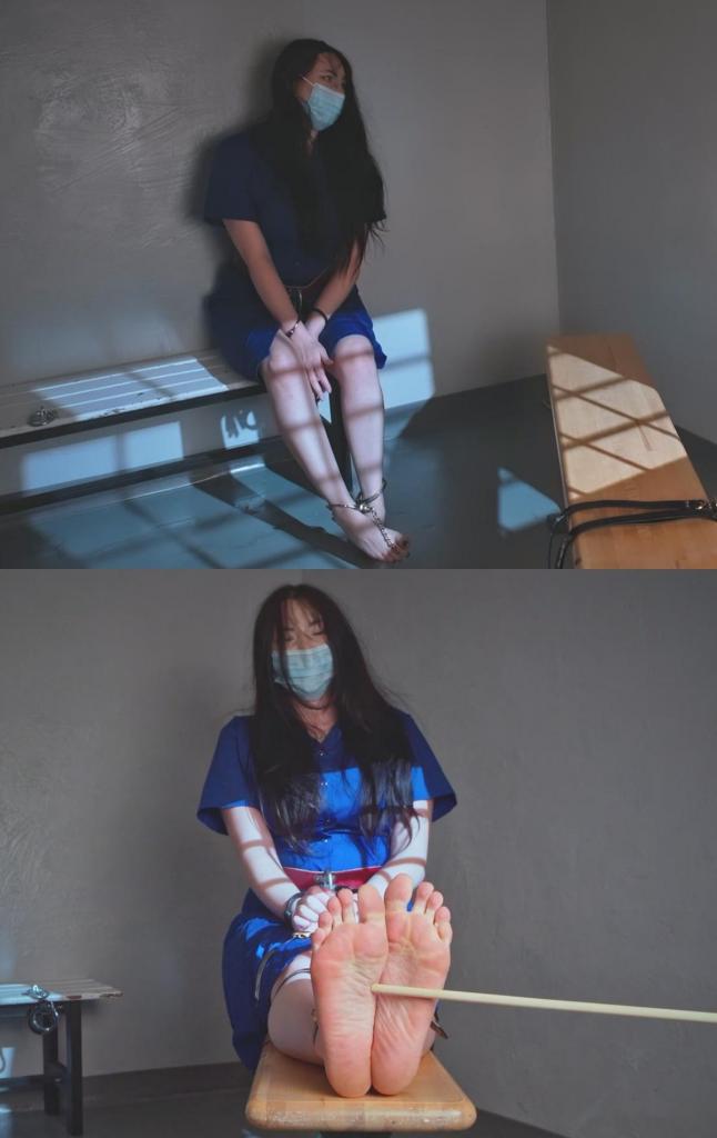 Jade's First Bastinado -Masked female prisoner submits to the harsh sting of a birch cane used  Jade's First Bastinado -Masked female prisoner submits to the harsh sting of a birch cane used on her bare feet. Cute amateur kinkster experiences her very first serious punishment 杰德又回来了，她似乎很渴望继续在我们监狱里探索各种刺激的性爱方式。她对这场戏非常兴奋，但考虑到杰德以前从未经历过类似的事情，她可能也相当紧张。她欲望强烈，但经验不足。别担心，我们并没有因为这是她第一次体验脚底挨鞭子的滋味就对她区别对待。我们格外留意她，确保她一切安好，但除此之外，她和其他囚犯一样，都受到了同样的惩罚。事实上，她表现得相当不错，所以我们并没有手下留情，直到最后用一记重击找到了她的极限。<br><br>这场戏的场景设定在那种电影中描绘的监狱里，正是这些电影催生了现代女子监狱题材影片。而正是这些电影，才有了今天我们为您带来的这类刺激视频。杰德是这座老式女子教养院的一名囚犯。她那身蓝色制服让人想起1956年的电影《女子监狱》，蓝色的裙子面料与我们常见的囚服相似，只是略薄一些，前面也一样是按扣设计。这身装束既展现了女性的柔美，又带有惩罚和奴役的意味，仿佛是为了提醒这位误入歧途的年轻女子，她应该在社会中扮演怎样的角色，并引导她远离任何歧途。<br><br>杰德似乎不太适应感化院里严格的规章制度，现在她被一名指定的纪律管理人员带到了一间小小的惩戒室。<br><br>她赤着脚，戴着手铐和脚镣走进房间。她被带到一张长凳前，长凳边缘用螺栓固定着钢环。<br><br>她先是被命令跪在长凳上，然后手铐和脚镣被解开。她被要求坐下，双手再次被铐在两腿之间的钢环上。她被命令坐下等待。<br><br>房间中央摆放着一张木凳。一条皮带横放在凳子上，皮带上连着一副手铐。另外三条黑色皮带也横跨在凳子上，她的腿脚很快就会被绑在上面，接受惩罚。一根3/8英寸粗的硬木桦木棍斜靠在角落的墙上。她的命运就摆在眼前，她只能默默地想象着被绑在凳子上，赤裸的脚底遭受无情鞭打的滋味。<br><br>当纪律处分官回到房间时，就到了被绑起来的时候了。手铐被解开，她被命令双手背在身后坐在惩罚凳上。她顺从而紧张地坐着，皮带被系在她的腰间，手腕也被重新铐上。然后，一条皮带将她的脚踝绑在一起。另一条皮带绕过凳子，绑在她膝盖下方，将她牢牢地固定在原地。第三根皮带将她的大腿绑住，确保她在受罚期间保持坐姿，双腿完全无法移动。<br><br>鞭刑即将开始。起初是几下轻柔的练习，偶尔穿插着几下重重的抽打，落在她的双脚底。她的反应很轻微，但毫无疑问，疼痛已经很明显了。接下来，她将经历持续而有节奏的鞭打，力度从轻柔逐渐增强到中等，通常紧接着是一记重击，引得这个可怜的小囚犯发出痛苦的呻吟。只有在重击间隙，施刑者才会用较轻的抽打来寻找她最敏感、最脆弱的部位进行惩罚。<br><br>随着她的双脚被无情地鞭打，可以看到它们逐渐变成鲜艳的粉红色，连续五分钟的鞭打后，她的赤裸的脚底被烧得通红。<br><br>杰德被绑在长凳上，独自承受着鞭刑的后果，而施刑者则离开了。他回来后，把绑住她脚踝的皮带换成了她进房间时戴的钢制脚镣。其余的皮带也被解开，她被命令去另一条长凳上坐下。<br><br>踩在坚硬的地面上，从长凳走到另一边，每一步都像火烧一样灼烧着她刚被藤条抽打过的脚底，疼痛难忍。她坐下，仔细查看自己通红的脚底。这时，惩戒官回来了，解开了皮带和手铐，把她反铐在背后，押着她走出房间，让她在牢房里度过余下的一天。<br><br>-<br><br>在主场景之后，我们加了一小段戏，其中杰德在拍摄过程中喊出了她的安全词。与其说是真正的“红色时刻”，不如说更像是一次“黄色时刻”，但这段戏中最重的一击确实让她感到一阵冲击。这部分在主场景中被剪掉了，不过导致短暂休息的那一下鞭打仍然保留在主场景中，经过巧妙的剪辑，使其仍然流畅自然。<br><br>这提醒我们，你在屏幕上看到的奇幻景象并非虚构，而是真实存在的。ly 是一个经过精心挑选的产品，并不一定能准确展现真正的 BDSM。监狱的惩戒人员不会因为你哭泣或说受不了就停止鞭打，但扮演惩戒人员的演员斯诺先生绝对会尊重你的安全词。不过，在此之后，鞭打的力度明显减轻了，但杰德在第二次鞭打后不久就暂停了拍摄，要求加重鞭打。Jade is back with us again, and she seems eager to continue her kinky exploration within our Jail. She was very excited to do this scene, and probably incredibly nervous considering I don't think Jade has ever been subjected to anything like this before. She has a lot of desire but not a lot of experience. Don't worry, she didn't get any special treatment just because this is her first time experiencing the sting of a cane against her soles. We kept an extra eye on her to make sure she was okay, but otherwise she received the same full intensity that any prisoner would be receiving here for their punishment. In fact she was taking it really well, so we really didn't hold back too much until we finally found her limit with a real hard strike.<br><br>In this scene we are in the kind of prison depicted in the films that gave birth to the modern genre of Women In Prison films. Films that would then lead to these kinds of kinky videos here for your pleasure today. Jade is an inmate in an old fashioned Women's Reformatory. Her blue dress uniform is reminiscent of something out of the 1956 film Girls in Prison, a blue dress made of similar if a bit thinner fabrics than our usual prison jumpsuits, with the same snap buttons up the front. It's distinctly feminine, but punitive and servile, as if to remind this wayward young woman of her proper place in society, and help steer her away from any path of deviation.<br><br>Jade doesn't seem to be doing very well with the strict prison rules in the reformatory, and now finds herself being taken to a small disciplinary room by one of the appointed disciplinary administration officers.<br><br>She enter the room, barefoot, handcuffed, and shackled. She is led over to a bench with steel rings bolted to the edge of the seats.<br><br>First she is told to kneel on it, and her handcuffs and shackles are taken off. She is made to sit, and her hands are cuffed again to the ring between her legs. She is then made to sit and wait.<br><br>In front of her a wooden bench sits in the middle of the room. A leather waist belt with attached handcuffs lays across the bench, and three more black straps run across the bench where her legs and feet will soon be belted down for her punishment session. A 3/8th inch hardwood birch rod leans against the wall in the corner. Her fate is laid out in front of her while she is left to anticipate what it is going to feel like when she is strapped to that bench having her soft bare soles beaten mercilessly.<br><br>When the disciplinary administration officer returns to the room it is time to be strapped down. The handcuffs come off and she is told to sit on the punishment bench with her hands behind her back. She sits obediently and nervous as the leather belt is strapped to her waist, and her wrists are locked back in the cuffs. Then a strap is used to bind her ankles together. Another strap goes around the bench and just below her knees keeping her firmly in place. A third strap ties her down around her thighs just to make sure she stays seated and unable to move her legs at all during the punishment.<br><br>The caning will now begin. It starts with a few light practice strokes punctuated by the occasional firm and hard strike across both soles. Her reactions are small but there's no question that it already hurts. From then on she experiences a constant and regular rhythm of light building to medium intensity strokes, typically followed by a good hard hit that elicits loud moans of pain from this poor little prisoner. Her only rest from the hard strokes are the smaller lighter hits that the administrator uses to find the softest most sensitive spots to punish.<br><br>As her feet are ruthlessly caned they can be seen turning a bright shade of pink, and after five straight minutes of having her bare soles punished they are burning a peachy red colour.<br><br>Jade is left to suffer the aftermath of the caning while still strapped to the bench while the officer steps out. When he returns he swaps the strap keeping her ankles together for the steel shackles she had on when she entered the room. The rest of the straps are removed and she is told to go sit on the other bench.<br><br>Stepping on the hard ground and walking over from the bench is painful as every step burns against her freshly caned feet. She sits and inspects her reddened soles. Then the disciplinary officer returns and removes the leather belt and cuffs before handcuffing her behind the back and walking her back out of the room to spend the rest of the day locked in her cell.<br><br>-<br><br>After the main scene we included a small scene where Jade had actually called her safe-word during the shoot. It ended up being more of a "yellow" moment more than a real RED, but the hardest stroke scene in this scene definitely sent a jolt through her. This part is cut out of the main scene, though the hit that leads to the little break is still in there, cleverly edited to still flow nicely.<br><br>This is a nice reminder that this fantasy you see on screen in front of you really is a curated product, not necessarily an accurate representation of proper BDSM. The prison disciplinarians don't stop the beating just because you're sobbing or saying you can't take it, but Mr. Snow the actor playing that official most certainly does respect your safe-word. Though after this moment the caning had resumed quite a bit lighter, and then Jade paused the scene very shortly after a second time to ask for harder strokes again.