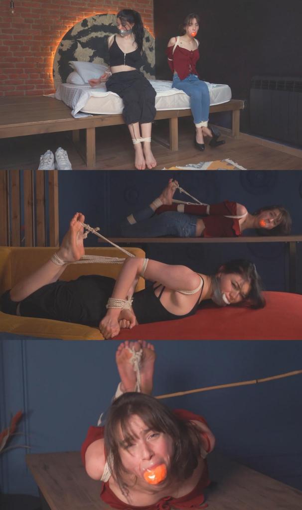 TWO HOT SECRET AGENTS IN TIGHT BONDAGE 克劳迪是一名卧底外国特工，她与一位位高权重的政府官员有染。她掌握了极其敏感的情报，而她的联络人艾米丽知道克劳迪的身份已经暴露，于是把她叫到了安全屋。<br><br>女孩们以为自己安全了，却不知道即使到了那里，邪恶组织也能找到她们。<br><br>残暴的特工闯入她们的住所，把她们当作性奴，任其摆布。女孩们挣扎着想要逃脱，却被绳索紧紧束缚，嘴巴被胶带封住，鞭子抽打着她们的脚底，灼烧着她们的双眼，让她们泪流满面。Cloudy is an undercover foreign agent that has been fucking a powerful high-powered government official. She has acquired very sensitive information, and her handler Emily has called her into the safe house as she knows Cloudy’s cover has been compromised.<br><br>Girls think that they are safe, not knowing that the villain organization will be able to get them even there.<br><br>Brutal agent breaks into their house and use them as his bondage toys while whey struggle and try to escape. Tight ropes limit their movements, tape shuts the mouths, his whip make their soles burn and eyes wet.