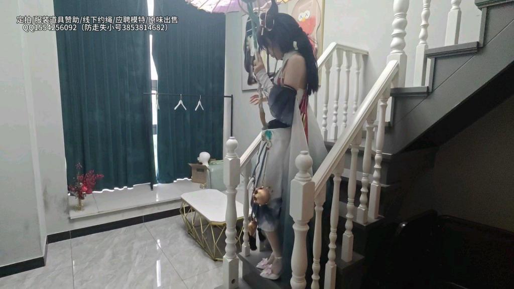 [XcTian]小云离恨烟cos两个半小时超长放置 驷马放置在桌上经历强高控制＋反复电击（上） 工作室现有意向拍摄窒息向作品 有意向体验或窒息同好欢迎咨询交流 坐标江苏常州<br><br><br>百度网盘压缩包解压密码购买后显示<span style='color:#b0b0b0;'>[購入後に隠しワードが表示されます]</span><br><br><br> 放置全程三到四小时以上，视频内容两个半小时，因大小原因所以视频仍旧分为上下两期（平台限制视频上限为3G，视频总大小6.3G）<br><br><br>本期视频来自于一位老板的定拍，长达两个半小时的放置，角色是老板指定小云cos的公孙离离恨烟 白丝lolita高跟鞋。前五，分钟是小云的服装展示/驷马展示随之而来的是20分钟的桌上挣扎。之后将小云放倒在桌子上以驷马的姿势绑起来，中间尝试强行给小云戴上口球，小云奋力反抗但仍旧无济于事（长达三分钟的反抗）<br><br><br>应老板要求本次放置内容全部没有提前通知小云，所有事件对小云来说都是突发事件没有做好心理准备，同时小云全程佩戴郊狼 啵啵贝以较低档位运行，持续折磨，同时会根据老板的指示在放置过程中对小云进行电流放大/强高刺激/高潮控制，让小云每一刻都不知道自己接下来要面临怎样的折磨<br><br><br>定拍/服装道具赞助/线下约绳体验/应聘模特/原味出售<br>QQ1554256092（防走失小号3853814682）坐标江苏常州<br><br><br>线下约绳体验方面女生免费体验（可报销路费）男生需要付费 好看的伪娘可酌情接受互勉<br><br><br>工作室现在开放线下约绑模特，仅对熟客开放（只接清水绳缚 轻调教内容 想歪勿扰）价格较高，建议有预算的朋友再考虑<br><br><br>目前工作室有意向开设女s（小云）线下调教约绳，目前想法为雏形暂不完善，有想法的朋友欢迎交流联系<br><br><br>新人工作室，纯大学生为爱发电随手拍摄，视频质量如果不是很好的话希望谅解一下 在此致歉<br>未来暂定拍摄方向为cosplay,lolita两大主流方向，有什么想看的角色也可以和我提意见