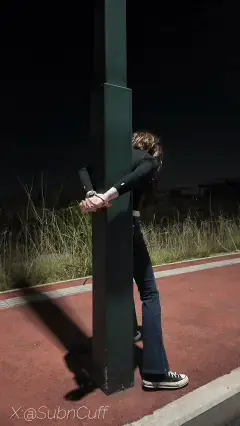 0909户外帆布鞋牛仔裤背铐在路灯下SubM 一次普通的户外自缚 但是穿了很久没有穿过的牛仔裤和帆布鞋 最开始只是简单的把自己背铐在了路灯上 转了几圈蹲下很容易拿到了钥匙 接着没有一丝犹豫又把双手举过头顶从身后铐在了杆子上 这个姿势会困难很多 尝试者跪在地上双手也无法碰到钥匙 解锁的唯一方法只有躺在地上