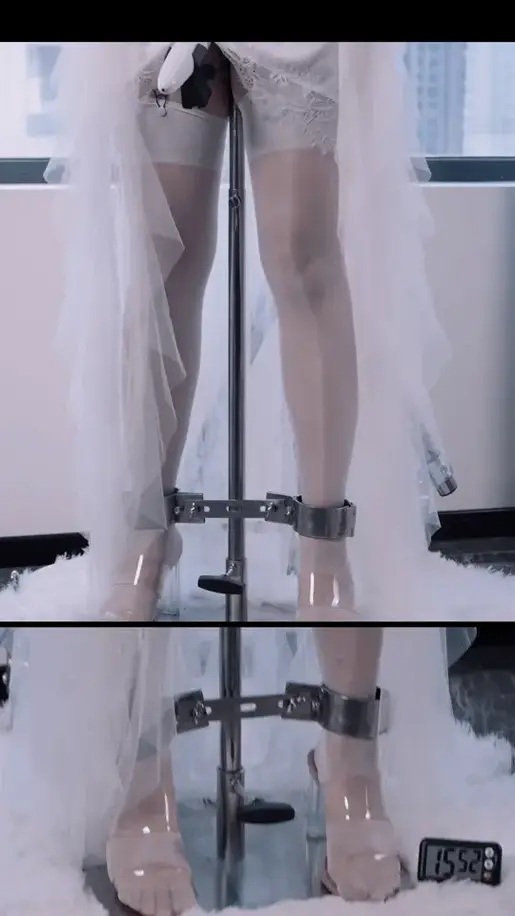 [PlotBound] Metal Restraint: Wedding-Dress Model Displayed in a One-Bar Prison A 29-minute HD production combining a metal restraint apparatus, rotating display stand, and one-bar prison. A model in a wedding dress and latex mask has her arms, neck, and feet secured to the structure. The planned 30-minute display becomes a window-front exhibition after the curtain is opened, with the model protesting while remaining on display.
