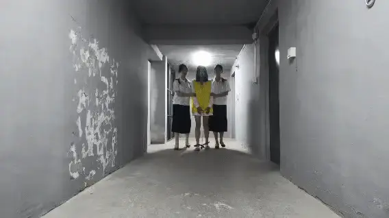 【编号她工作室】贪婪的代价（上） 大家好，本剧是我们的新成员（晓晓）主演        陈菲菲的首部视频，林嘉、奶贝（饰演J察）。  剧情：陈菲菲在KIV里打工做卖酒女，却因贪慕虚荣伙同经理对其他女生 【编号她工作室】贪婪的代价（上）<br>大家好，本剧是我们的新成员（晓晓）主演<br>       陈菲菲的首部视频，林嘉、奶贝（饰演J察）。<br><br>剧情：陈菲菲在KIV里打工做卖酒女，却因贪慕虚荣伙同经理对其他女生进行下迷药、拍不雅照片进行要挟，落网后对犯罪事实供认不讳，J察给她戴上连体镣铐去家里找出U盘和电脑。当被戴上重镣时还无知的以为这是J察为了惩罚她，殊不知是J察查出她为了掩盖自己所犯下的罪行，将小兰骗至郊外残忍杀害，在证据面前她交代了自己把小兰骗至郊外残忍杀害并且抛尸，J察带她去郊外指认现场，虽然她悔不当初但法网恢恢，疏而不漏，她<br>终将为自己的行为吞下这罪恶的果实。定拍联系：3651574526.
