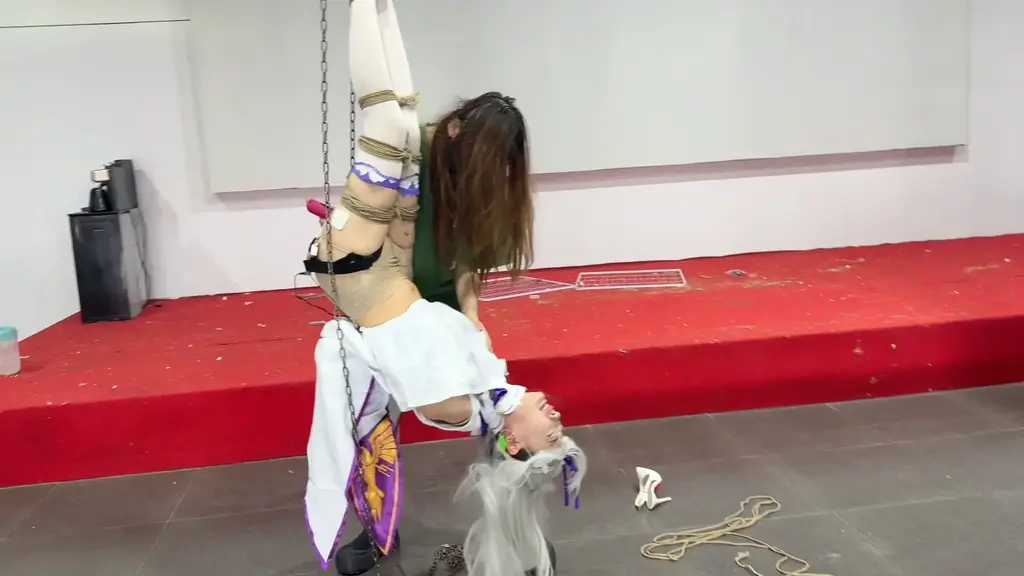 媚娘工作室-tk倒吊墙高艾米莉（粉丝剧本） 媚娘工作室<br>V:13230013757<br>线x体验 私人定拍 线下陪玩 约绑模特 全国上课<br>本作品由粉丝私人定制拍摄<br>女m被在床上醒来（后手缚加绑膝盖）准备逃跑，逃到门口被发现，s启动提前放在m里面的跳dan，s抓着m回来边走边打屁股，回来扔在地上驷马绑好，脱鞋挠脚心，挠腰部，贴上电击片倒吊，zdb，电击片启动，持续tk大腿内侧，腰部，脚心。最后放下来穿好高跟鞋，绳子不解开拖着脚腕拖地，期间再脱鞋挠脚心，边拖边挠<br>咱假发顺好了再戴<br>穿白色高跟鞋<br>模特表现的可怜一些（和之前那个逃跑的新娘里那种表现差不多，被发现是的惊恐和被逮住时候的可怜表情）<br>逃跑过程尽量别弄脏衣服和袜子<br>倒吊是腿伸直的那种<br>驷马绑的时候别把鞋也绑了，还要脱掉挠痒