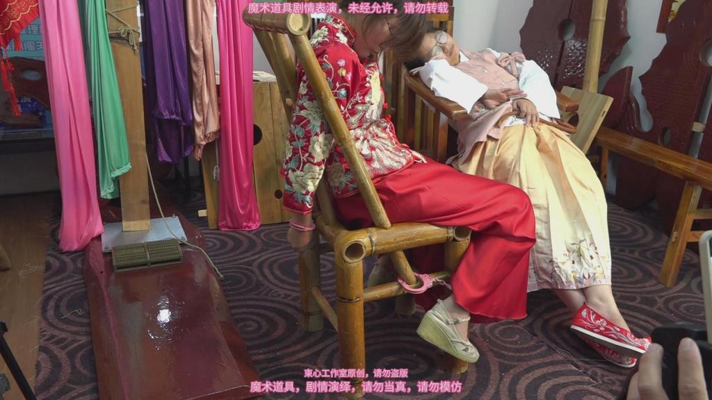 两个大学生红色秀禾，古装，玩捆绑，手铐脚铐椅子固定游戏 束心魔术道具工作室，两个大学生红色秀禾，古装，玩捆绑，手铐脚铐椅子固定游戏，唯美风格，本工作室摄影技术和剧情拍摄相对一般，无法和专业的摄影师相比，购买本工作室视频请知悉本工作室拍摄的视频短剧内容也许并不专业，本工作室各种古代道具断头台，古装捆绑剧情游戏，金属，木质道具，枷锁，金属站立枷，魔术木笼囚笼拘束架道具审xun椅，各种拷镣等魔术笼子等道具，本工作室秉持，绿色，健康，唯美，解压，为原则，可以体验定拍.            妖狐吧定拍 ，女生加入本工作室  （本工作室只收女生，只收女生，只收女生，很多男生cd问收不收的，我将不再回复！）         qq：3329311459              骗子勿扰，事多者勿扰！！！