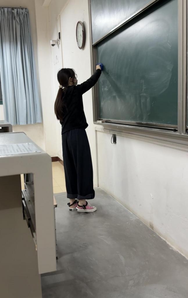 女大学生的宿舍镣铐-在教室戴脚镣 粉色的匡威帆布鞋，4斤重的脚镣（室友拍摄）<br>脚镣的链子被改成可拆卸的，妹子在宿舍带好脚镣，在寝室楼到处转悠，然后戴着脚镣环到学校院子里散步，没有人就把脚镣链子加上拖镣行走，然后到教学楼戴着脚镣环溜达，到教室里把链子加上，在教室里面玩，扫扫地。<br>全程室友拍摄，妹子完成任务<br>布莱恩原创作品 1071263211