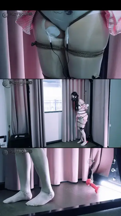 【PlotBound】（M训练）粉色小女仆窗前的电击控制G钩吊物训练（G钩吊物/窗前暴露/电击控制/强制行走/全程某贝/脚钉/阻氧面罩） 如果喜欢我的作品，可以点击上方头像位置的“关注我”，以便及时收到每一次的更新提醒。<br><br>时长：00:38:55<br>大小：2.52G<br>分辨率：1080P HD<br>字幕：中文语音 中英文双语字幕<br><br>本视频主要分3部分<br>1.	某贝持续运作情况下，每隔40秒必须用G钩吊起哑铃并往前行走按到前方的电击控制按钮，不然就会一直被电击（期间要路过开着的窗户，窗外是两个单元之间的过道）<br>2.	后面有段时间，每当她经过窗户时，我就会把某贝突然开到最大；<br>3.	要求保持站在窗户的位置，保持G钩吊着哑铃，保持电击运作，然后把某贝开到最大坚持3分钟不许蹲下来。<br><br>本期剧情简介：<br>好久没对回音进行一些有难度的训练了，话说M还是要时不时的训练一下才行，不然就容易产生brat属性。尤其是一些三天不打就要上房揭瓦的那种。<br>这次先是让她穿上女仆装让她知道自己的身份。然后内置某贝。然后装上G钩，G钩的连接钢丝绳，钢丝绳穿过龙门架上的滑轮，另一端挂着一个1KG的哑铃。再在大腿根内侧贴上电击贴片。<br>然后全身捆绑，大腿也紧紧的绑在一起，胳膊绑紧点绑成后高手，而不是普通的平后手，手也用绷带包起来。脚上再装上脚钉，让她每走一步都硌脚。最后还给她戴上阻氧面具，让每次呼吸必须很用力。<br>穿戴完成后，把电击控制按钮放在龙门架的另一端，并设置成每隔40秒亮一次，亮起后3秒就会开始电击，必须按下按钮电击才会停止，电击档位设置成40.<br>回音想要走过去按钮电击按钮，必须用G钩吊起哑铃才能走过去，而且我还特地把窗帘拉开约80cm宽，窗帘外是两个单元之间的连廊，经常会有送外卖的从那里走。<br>每次要路过窗户时，回音都特别紧张，想要快点。但腿被绑着，脚下面还有脚钉，同时还有电击和某贝一直的运作，根本不可能快速通过。<br>后半段，我还使坏，每次她要经过窗户时，我就手动把某贝跳到最大，弄的她动都不能动。<br>就这样训练了大概将近30分钟，最后，我给她一个挑战，让她走到窗户的位置，不许去按电击按钮，就让电击持续，同时G钩也保持一直吊着1KG哑铃的状态，让她必须保持站直，不许蹲下，也不许躲闪。要求在这种状态下在某贝开到最大的情况下坚持3分钟，就让她结束。<br>结果刚开始10秒她就坚持不住蹲下了，于是重新开始。然后进行了1分多钟，又忍不住蹲下了，又重新开始。第三次才完整的坚持完3分钟。整个过程中她一边艰难的忍受着电击和某贝，坚持让自己不蹲下，一边又要不断的紧张的看窗外，担心有人经过。那样子简直太有意思了。<br><br><br>更多作品请在站内搜索PlotBound
