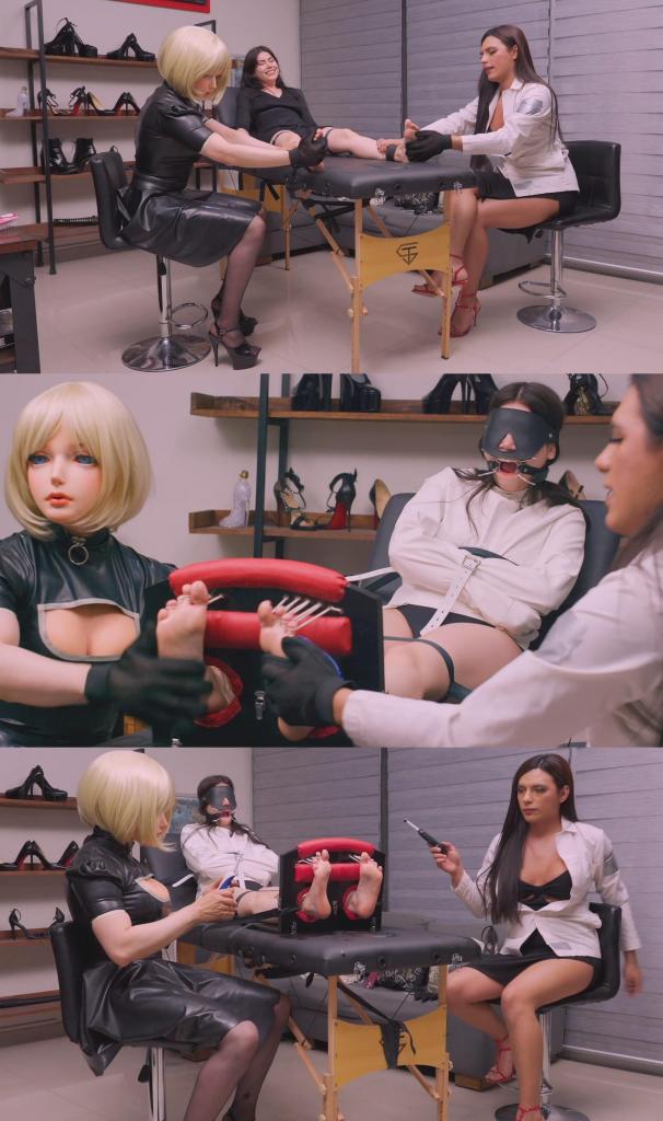 DR ANGY INTERROGATES SPY JANE 间谍简（Jane）落入了邪恶的安吉博士（Dr. Angy）手中。由于她曾从博士的实验室窃取机密情报，如今她将面临一场前所未有的、极度残酷的“挠痒审讯”。她被束缚衣紧紧捆绑，双眼蒙蔽，口中还塞着一个“蜘蛛”式开口器；双脚则被固定在台钳上，令她无法动弹，也无法进行任何防御。安吉博士将联手其邪恶的挠痒机器人，对简施加令她难以承受的挠痒折磨。她们将动用多种挠痒装置，以残酷的手段逼迫简招供。究竟简会因承受不住压力而屈服，还是能坚持到底、熬过这位邪恶博士的折磨？Spy Jane has been captured by the evil Dr. Angy. She stole important information from the Dr. laboratory so now she will be questioned with the most extreme tickling she has ever endured. Restrained with a straitjacket, blindfold and a spider gag. Her feet are placed in a vice so she cannot move or protect them in any way. Dr. Angy along with her evil tickling robot will tickle Jane beyond what she can stand. They will use several tickling devices and it will be brutal to retrieve the confession from Jane. Will Jane crack under pressure, or will she outlast the evil Doctors resolve?