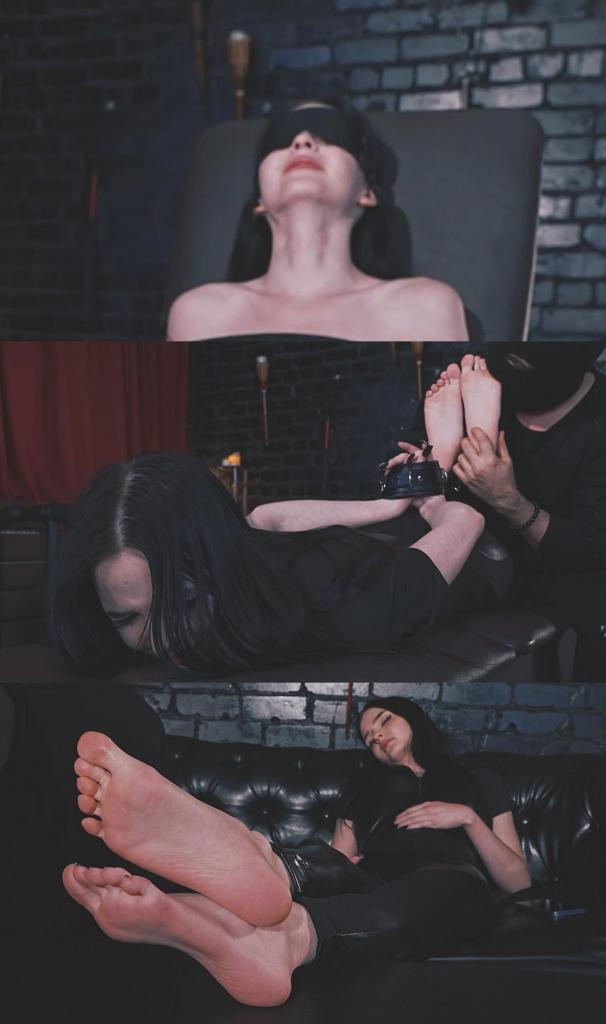 Ticklish Foot Worship for Anora at Night - Masked Man Fantasy  在这个充满感官魅力的夜间幻想场景中，Anora 身穿紧身连体衣，慵懒地靠在沙发上，一双性感的赤足俏皮地搭在桌面上。她一边浏览手机，一边活动着可爱的脚趾，享受着睡前的宁静时光。<br><br><br>当她渐渐进入浅眠状态时，那个在角色扮演游戏中与她互动的蒙面男子悄然入画。他跪在她的脚边，轻柔地逗弄她的脚心，引得 Anora 发出阵阵轻笑。他缓慢地舔舐她的脚趾，细细品味着她在这种温暖而刻意的爱抚下扭动身体、咯咯娇笑的反应。<br><br><br>随后，在幻想的下一阶段，Anora 被以“捆绑姿势”（hogtie）束缚在地板上。她依然穿着紧身连体衣，但已脱去鞋履，裸露的双脚成了蒙面男子专注“膜拜”的对象。他交替进行舔舐、轻咬和缓慢逗弄脚趾的动作，享受着她那极度怕痒的双脚所产生的每一次抽动。<br><br><br>在最后阶段，Anora 坐在长椅上，身体被束带固定，并戴着简单的眼罩以增强感官体验。蒙面男子再次转向她的赤足，舔舐、逗弄并轻咬她的脚趾，耳边回荡着她逐渐失控的笑声。当眼罩被摘下，她与他对视，脸上仍挂着笑意，而他则完成了最后一轮激烈的足部膜拜。<br><br><br>这是一场节奏舒缓、充满挑逗与欢笑的足部恋物幻想，镜头捕捉了 Anora 绝美的脚底、脚趾及其丰富反应的大量特写。<br>尽情欣赏吧！In this sensual nighttime fantasy scene, Anora relaxes in her catsuit, lounging on the sofa with sexy her bare feet resting playfully on the table. She scrolls through her phone, flexing and curling her lovely toes, enjoying a quiet moment before bed.<br><br><br>As she drifts into a light nap, the masked man from her ongoing role-play quietly steps into the frame. The moment he kneels by her feet and begins gently teasing her soles with light tickles, Anora bursts into soft laughter. He explores her toes with slow licks, savoring every reaction as she squirms and giggles at the warm, deliberate attention.<br><br><br>Later, in the next part of their fantasy, Anora finds herself in a hogtie on the floor. Still in her catsuit and with her shoes removed, her exposed soles become the center of the masked man's focused worship. He alternates between licking, soft nibbling, and slow toe-teasing, enjoying every twitch of her hyper-ticklish feet.<br><br><br>In the final stage, Anora is seated on a bench, secured with straps and wearing a simple blindfold to heighten the sensation. The masked man returns to her bare soles, licking, teasing, and lightly nibbling her toes while listening to her laughter grow uncontrollable. When the blindfold is removed, she locks eyes with him, still giggling as he finishes the last round of intense foot worship.<br><br><br>A slow, teasing, laughter-filled foot-fetish fantasy with plenty of close-ups of Anora's beautiful soles, toes, and reactions.<br>Enjoy!