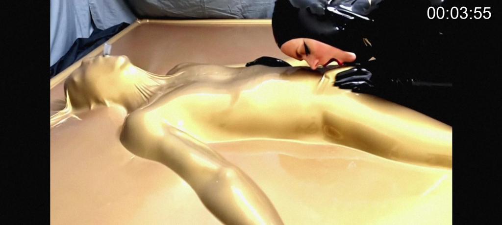 gold plated vacbed captive Von Kopf bis Fuß in enganliegendes schwarzes Latex gekleidet und ihr Sklave auf ihre Anweisung hin fest versiegelt, gleitet MistressAe über seinen mit Gummi umhüllten Körper und spielt mit seinem Penis, hält ihn stundenlang am Rande des Orgasmus...身着从头到脚紧身的黑色乳胶服，奴隶被她严密地束缚着，女主人Ae在他橡胶包裹的身体上游走，玩弄他的阴茎，让他几个小时都处于高潮的边缘……