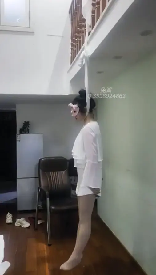 兔兔原创真实吊-第5集 兔兔的真吊体验依旧是无任何保护措施，用的白绫搭配白色裤裙，一身洁白如天使般；<br>只见男伴一把抱起娇弱的兔兔，踢开凳子后纤纤玉腿为了寻找支撑点  拼命乱蹬乱踢、却无法寻到任何依靠，白绫依然死死勒紧兔兔的脖子，完全阻断了空气与呼吸 5秒就昏迷了过去，此刻兔兔开始进入无意识挣扎状态，男伴在旁仍无动于衷 尽情的看着兔兔荡秋千......