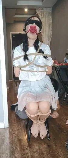 [足利 茶茶丸] Pure energetic JK girl — real bondage booking session This booking: energetic sailor-uniform young woman, college student, very cute with a sweet voice — first female model booked previously. Talks like she knows the BDSM scene well; high potential to develop gradually. Honestly too cute — lively energy, sweetly taking the rope, obediently removing little leather shoes to show pale-pink little feet. Big eyes, shy motions; bully her until she struggles; hogtie with helpless tipped-up feet; props used throughout until she is exhausted. Do not miss if you like this!