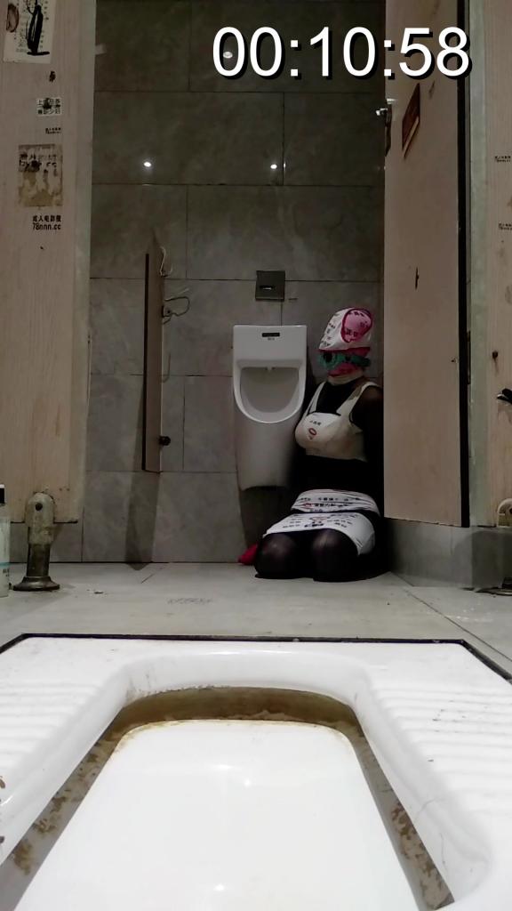 伪娘露出 唯一444原创 两段视频剪辑，小伪娘公厕露出，情趣内衣黑丝，强制开口器，肛塞，跪在小便池旁边，被外卖小哥看到，虽然没有拍摄到，但是能听到声音。
