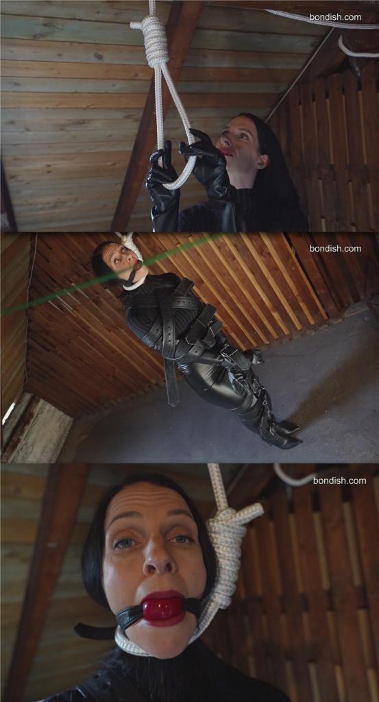 A DATE WITH A NOOSE 片名：A DATE WITH A NOOSE<br><br>Paula is still casually playing with the noose that will soon be around her pretty head. But first, she has to be tightly secured with leather straps and silenced with a ball gag. Paula is wearing a gorgeous Wolford leotard (with matching tights), a super-tight leather skirt, gloves that reach up to her shoulders, and high-heeled leather boots. A perfect outfit for a date with a noose!<br><br>宝拉还在漫不经心地玩弄着那根即将套在她漂亮脖子上的套索。但首先，她必须被皮带紧紧绑住，并用球状口塞堵住嘴巴。宝拉穿着一件华丽的Wolford紧身衣（搭配紧身裤）、一条超紧的皮裙、一双长及肩膀的手套，以及一双高跟皮靴。这身打扮，简直是约会时套上套索的完美装备！