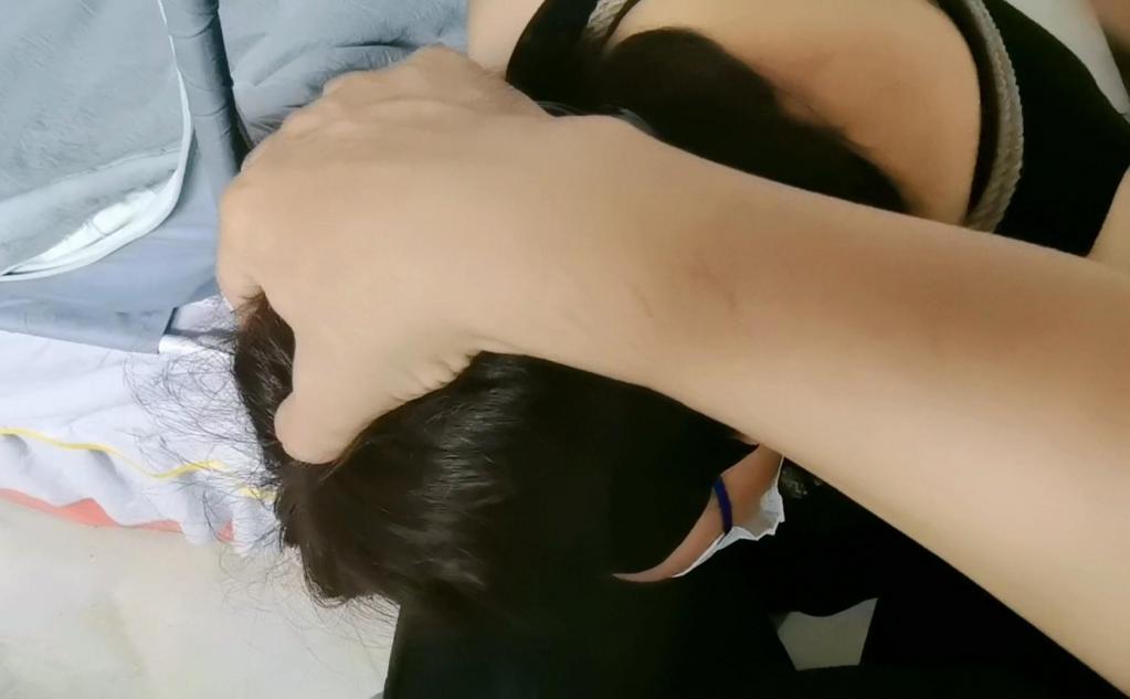 [绳艺馆] Privacy-mode rope-model booking: cotton stuffed in ears, gauze over the eyes taped down, multi-layer masked gag I've liked bondage for a long time and always wanted to book a rope model, but I'm a homebody who didn't want a hotel room or to leak my privacy. I discovered some rope-model bookings offer a privacy mode, so I tried it once and recorded the experience. To protect privacy, the model was stripped and bound first, then covered with an outer coat, blindfolded, gagged, and fitted with sunglasses and a mask before being left outdoors. The rope studio sent me the location; I picked her up in my Jeep, put her in the trunk, and drove home. It was thrilling — privacy mode really worked. Her ears were stuffed with cotton and wrapped in gauze, her eyes covered with gauze and tape, and her mouth sealed with multiple layers of masks as a gag.