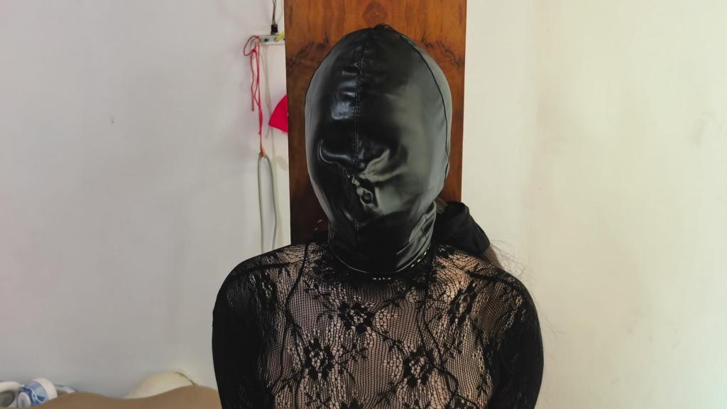 [制服诱惑] "My Wife" Female Slave Remake Plan 11 — Full-Body Fishnets, Tape-Wrapped Hands Neck-Locked, Breath Gag, Sealed Blindfold+Hood Double Asphyxiation Struggle, Full Electroplay, Forceful Deepthroat Oral (Breath-Play Treat) Title: 0928~<br>Runtime: 55 minutes<br>Size: 1.98G<br><span style='color:#b0b0b0;'>[Hidden text will display after purchase]</span><br><br>An ordinary-looking blindfold<br>can suppress breathing<br>and lock the entire nose in place.<br>Add a hood and everything is fully sealed —<br>hot, stuffy, and asphyxiating.<br>The neck is locked down tight too.<br>Trying to pull it off with your hands<br>is of course impossible.