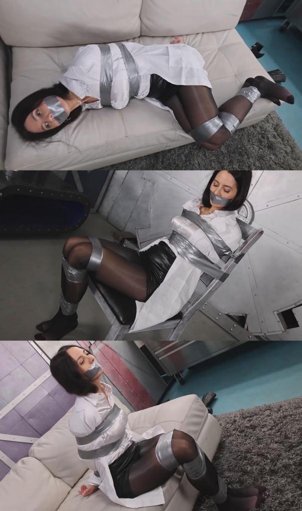 CSI detective Sofia Caballero thinks her job is boring, until she gets face to face with the crimina CSI detective Sofia Caballero thinks her job is boring, until she gets face to face with the criminal and she ends up tightly tied up and gagged! 索菲亚·卡巴列罗（Sofia Caballero）是一位才华横溢的犯罪现场调查（CSI）探员，但她觉得这份工作缺乏刺激感——她整日只能在实验室里分析数据，内心渴望能成为一名外勤探员。然而某天，当她身处办公室时，一名歹徒突然闯入；为了在销毁证据期间控制住她，歹徒用大力胶带将她紧紧捆绑并封住了嘴巴，让她无法动弹。索菲亚生平第一次切身体会到了身陷险境的滋味：在被彻底捆绑并封口的状态下，她感到既屈辱又无助！歹徒销毁证据后，将索菲亚带到了自己的藏身处——一个废弃的金库密室。在那里，他再次用胶带将她绑在椅子上，捆绑得比之前更紧，并再次封住了她的嘴！包含大量精彩的胶带捆绑场景，独家模特演绎！Sofia Caballero is a brilliant CSI detective, however she feels her job lacks any thrill, all she does is to analyze data in her lab, and she wishes she was a field agent. But one day she is in her office when a bad guy breaks in and tightly ties her up with duct tape and then gags her so she'll stay still while he destroys the evidence. Sofia for the first time realizes that being in danger is not what she expected, she feels humiliated and helpless completely tied up and gagged! After the bad guy destroys the evidence, he takes Sofia to his hideout, an abandoned vault chamber where he tapes up to a chair, even tighter than before, and gags her again! A lot of amazing tape bondage, exclusive model!